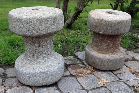 Granitruller fra 1800-tallet. Højde 40-45 cm.