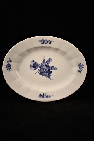 Small dish in Blue Flower, angular, from Royal Copenhagen.
25x19.5cm.
10/8605.