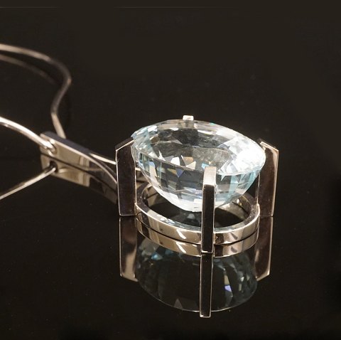 Necklace, 14ct white gold, with a blue topaz of 
101,66ct