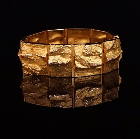 Kraftigt og bredt Lapponia armbånd i 14kt guld. 
Stemplet Lapponia, Finland. L: 19,5. B: 2,3cm. V: 
65,4gr