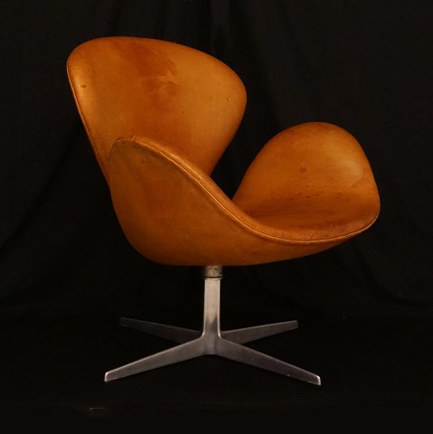 Arne Jacobsen: "The Swan". Produced in Denmark in 
the 1960s