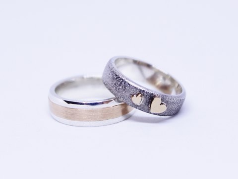 A pair of wedding rings of 925 sterling silver and 14 ct. gold, stamped Br.J. by 
Bræmer-Jensen.
5000m2 showroom.