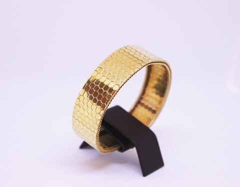 Wide italian bracelet in 14 ct. gold with the pattern of Harlekin.
5000m2 showroom.
