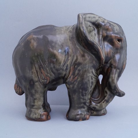 Royal Copenhagen, Knud Kyhn; Elefant af stentøj