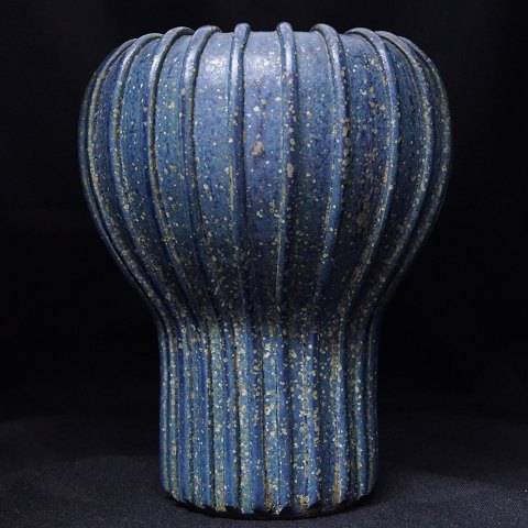 Arne Bang; Vase af stentøj, riflet korpus i blå