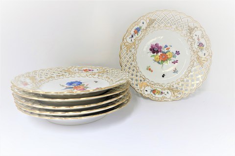 Royal Copenhagen. Saxon flower. Lunchplate with open-work border. Model 4-1637. 
Diameter 21 cm. 6 different motifs. Produced before 1890. (1 quality)