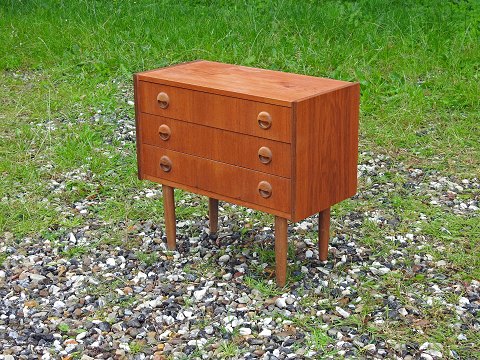 Dansk møbeldesign
Lille kommode m/3 skuffer
Teak