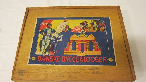 For samlere og legebørn og -voksne:
Danske byggeklodser, ægte retro
Den store træske indeholdende de gamle danske træ-byggeklodser
Komplet original æske med alle klodser
L: 30cm
B: 23cm
H: 5cm