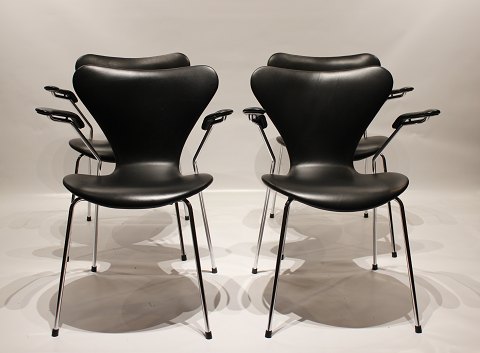A Set of Four Seven Chairs - Model 3207 - With Armrests - Black Savannah Leather 
- Arne Jacobsen - Fritz Hansen