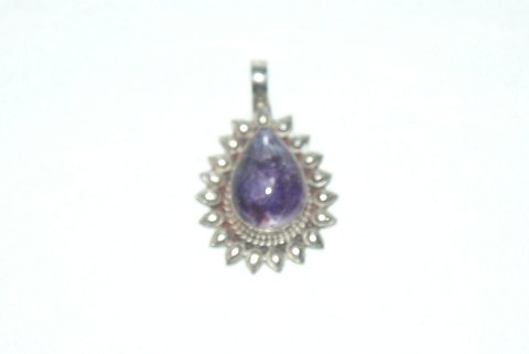 Elegant pendant with purple stones