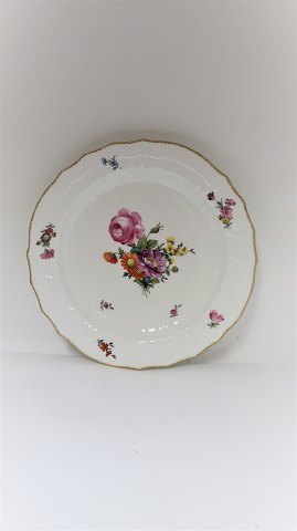 Royal Copenhagen. Saksisk blomst. Rundt fad. Model 4-1563. Diameter 33 cm. 
Produceret før 1890. (1 sortering)