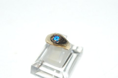 Elegant lady ring with blue stones in 14 carat gold