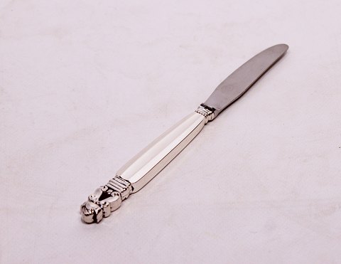 Lunch knife in King by Georg Jensen.
5000m2 showroom.