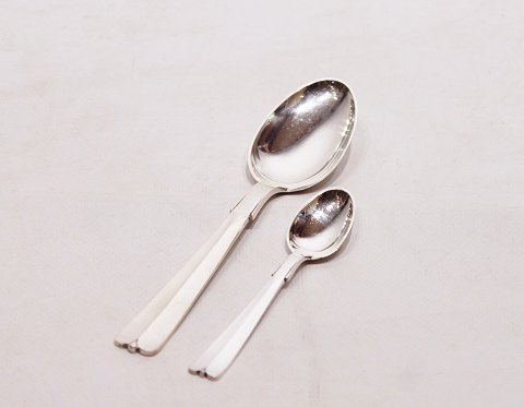 Dessert spoon and teaspoon in Heritage silver no. 7 by Hans Hansen.
5000m2 showroom.