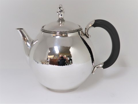 Georg Jensen. Teapot. Design Harald Nielsen. Model 456B. Sterling (925). Height 
18 cm. Produced 1945 - 1977.