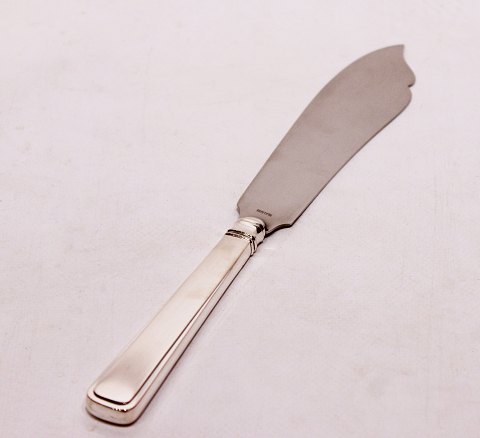 Cake knife in other pattern of hallmarked silver.
5000m2 showroom.