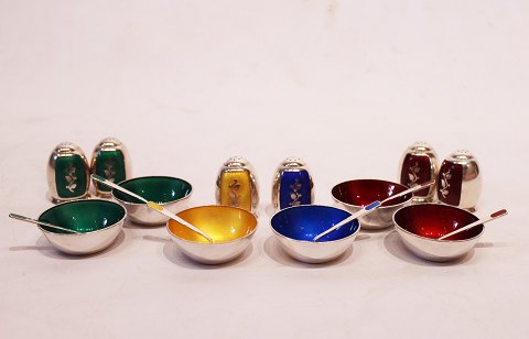Diverse saltbøsser, saltskåle og saltskeer af 925 sterling sølv og farvet 
emalje, stemplet VB.
5000m2 udstilling.