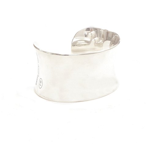 Georg Jensen: Meget bredt sterlingsølv armbånd. 
#566A. Bredde indv. ca. 6,2cm. V: 93gr