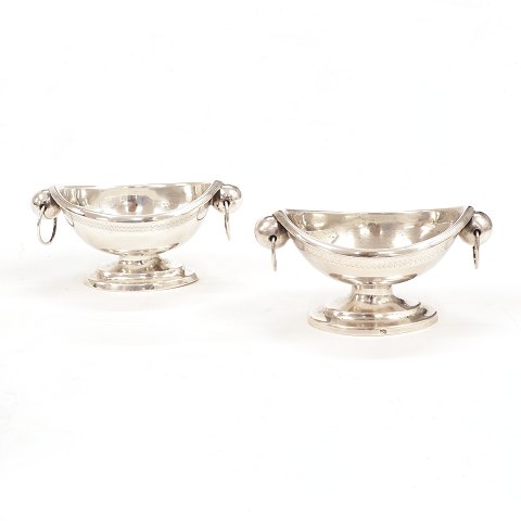 H. Chr. Kierulf Dahm, 1811-47, Kalundborg, 
Denmark: A pair of early 19th century silver 
saltcellar. H: 5,2cm. L: 10,6cm. W: 127gr