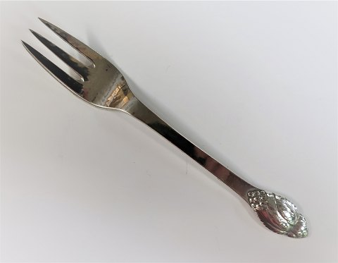 Evald Nielsen sølvbestik no. 6. Sølv (830). Kagegaffel. Længde 14,7 cm.