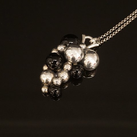 Georg Jensen: Moonlight Grapes halskæde. 
Sterlingsølv og sort agat. L kæde: 90cm