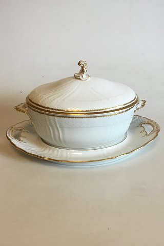 Royal Copenhagen Hvid Svejfet med takket guldkant(Stel 387/ Josephine) Oval 
terrin med underfad No 1666