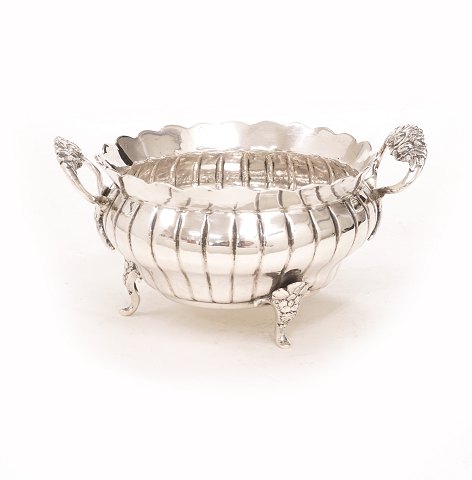 Niels Pihl, Kopenhagen, 1768-96: Zuckerschale aus 
Silber. Um 1778.
H: 9,5cm. D: 17cm. G: 299gr