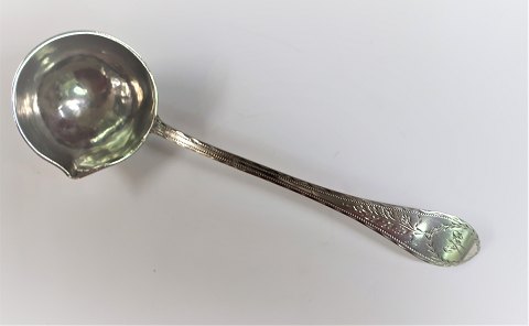 Jon Jonsen født Island 1750 - død i København 1805. Sauceske produceret 1788. 
Længde 18,5 cm.