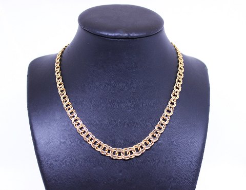 Bismark necklace of 18 carat gold and stamped CGAB.
5000m2 showroom.