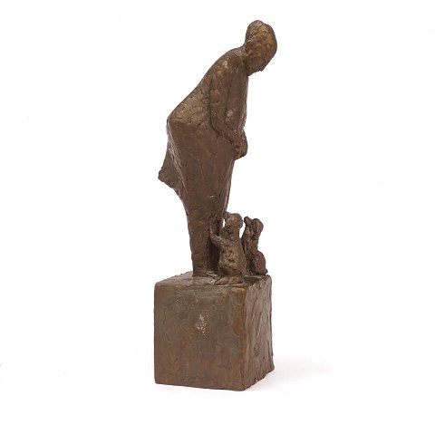 Hanne Varming, f. 1939, bronzeskulptur 
forestillende kvinde med to hunde. Signeret "HV 
2000". H: 47cm