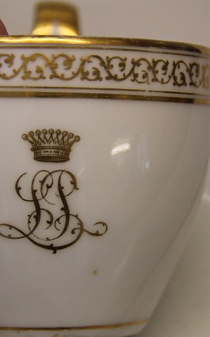 Kongelig Dansk Kgl. Antik højhankskop med SP Monogram  9 x 9.50 cm & underkop 17 
cm ca 1790-1850
