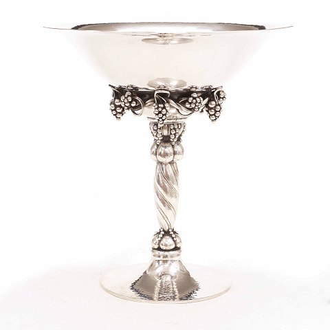 Georg Jensen: A large grape sterlingsilver tazza. 
#264A. H: 27cm. W: 1.282gr