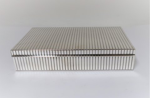 Sølv cigaretæske. Sterling (925). Længde 17 cm. Brede 10 cm. Højde 3,5 cm