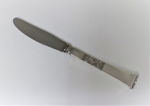 Rigsmønster. Sølvbestik. Middagskniv. Længde 21,6 cm. Der er 12 styk på lager. 
Prisen er per styk.