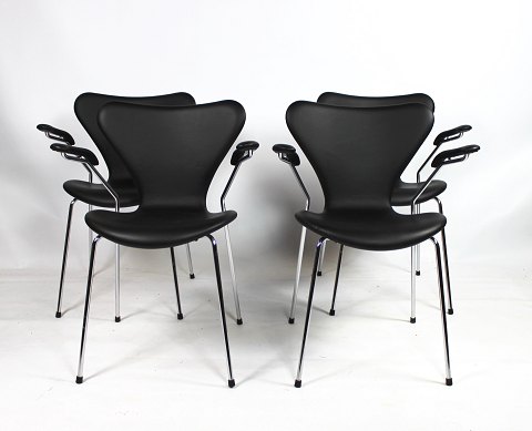 A Set of Four Seven Chairs - Model 3207 - With Armrests - Black Savannah Leather 
- Arne Jacobsen - Fritz Hansen
