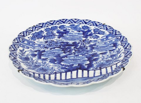 Chinese porcelain dish beautifully decorated in dark blue colors from the 1780s.
5000m2 showroom.