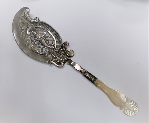 Jürgens. Sølvbestik (830). Fiskespade med perlemor skaft. Længde 32 cm. 
Produceret 1840 - 1860.