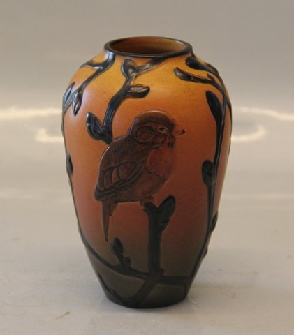 680 VI Vase med fugl og grene 14.5 cm Brostrøm 1909 Keramik fra P. Ipsens Enke 
Kgl. Hof. Terracottafabrik 1843-1955
