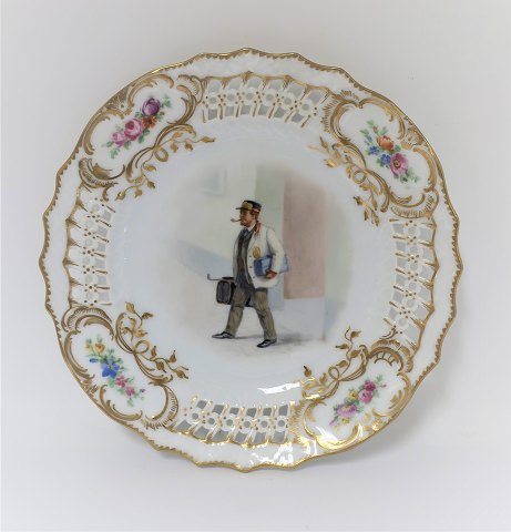 Royal Copenhagen. Plate with open-work border. Diameter 19 cm. Motiv; Town mann. 
Produced before 1923.