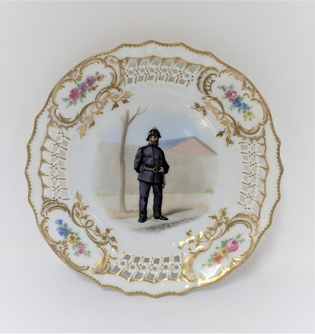 Royal Copenhagen. Plate with open-work border. Diameter 19 cm. Motiv; Fireman. 
Produced before 1923.