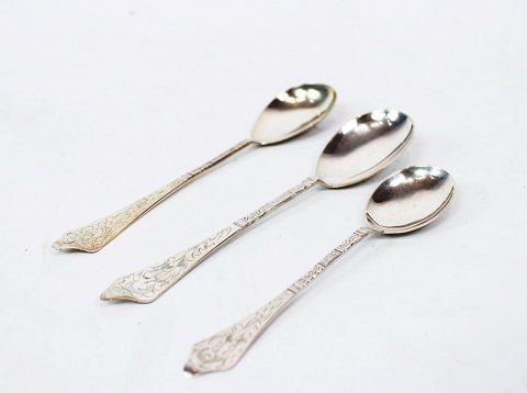 Different compote spoons in Antique Rococo, hallmarked silver.
5000m2 showroom.