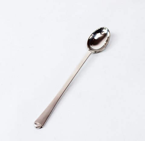Cocktail spoon in heritage silver no. 4 by Hans Hansen.
5000m2 showroom.
