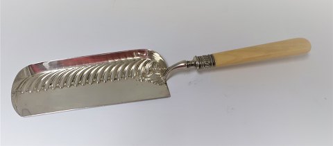 Crumb Collector. England. Sterling (925). Produced Sheffield 1909. Company G.H. 
Length 34.5 cm.
