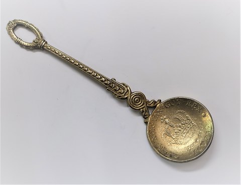 Sugar spoon in silver with coin. Danish 1 krone 1693 (Christian V). Length 12.3 
cm