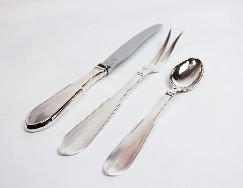 Fruit knife, serving fork and teaspoon in Heritage silver no. 1 by Hans Hansen.
5000m2 showroom.