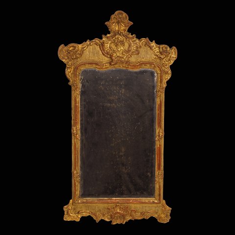 Forgyldt George II spejl smykket med talrige skæringer. England ca. 1750-60. Mål: 90x48cm