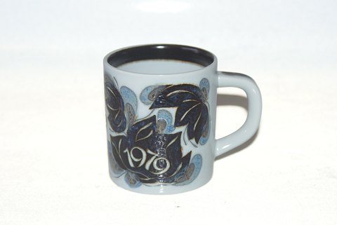 Royal Faience, Year Mug 1979
Deck No. 3495
Height 7.5 cm.