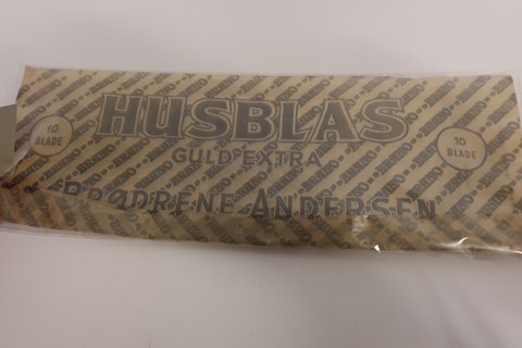 For samleren:
Husblas i original pakning, 10 blade/10 stk.
Fra Brødrene Andersen
"Guld Extra"
Med originale opskrifter på bagsiden