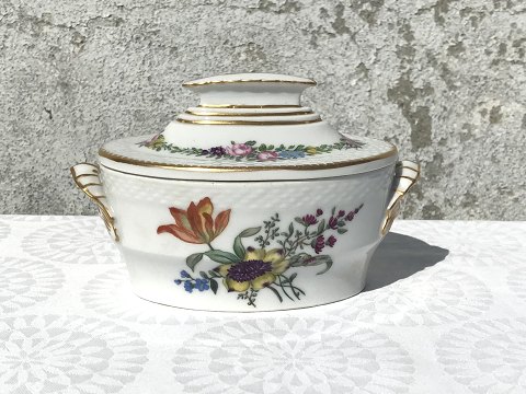 Royal Copenhagen
Full Saxon flower
Oval lid bowl with handle
* 1900kr