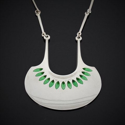 David Andersen; A necklace of sterling silver set with green enamel, Norway